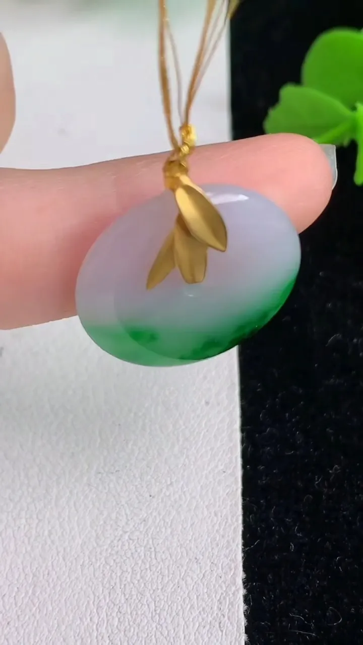 天然A货翡翠k金飘花平安扣吊坠，尺寸21-3.7，重量:3.98g
6月2日