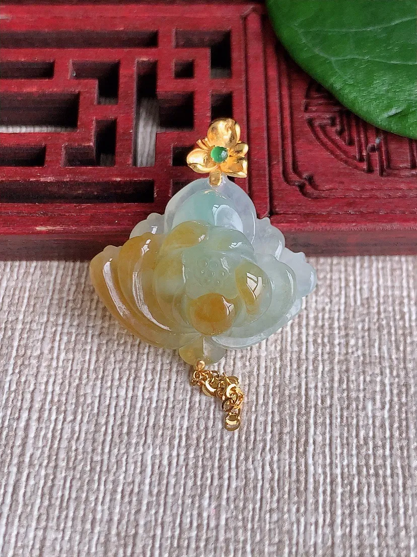 天然A货翡翠18K飘黄翡荷花和吊坠 尺寸27.3×19×23.4×10.2m量4.87g 0601