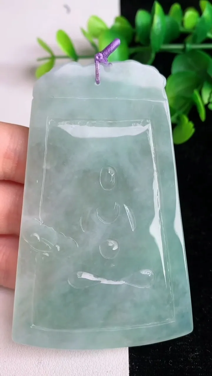 天然A货翡翠普贤菩萨吊坠，尺寸81.3-51.7-5.7，重量:51.46g
6月2日