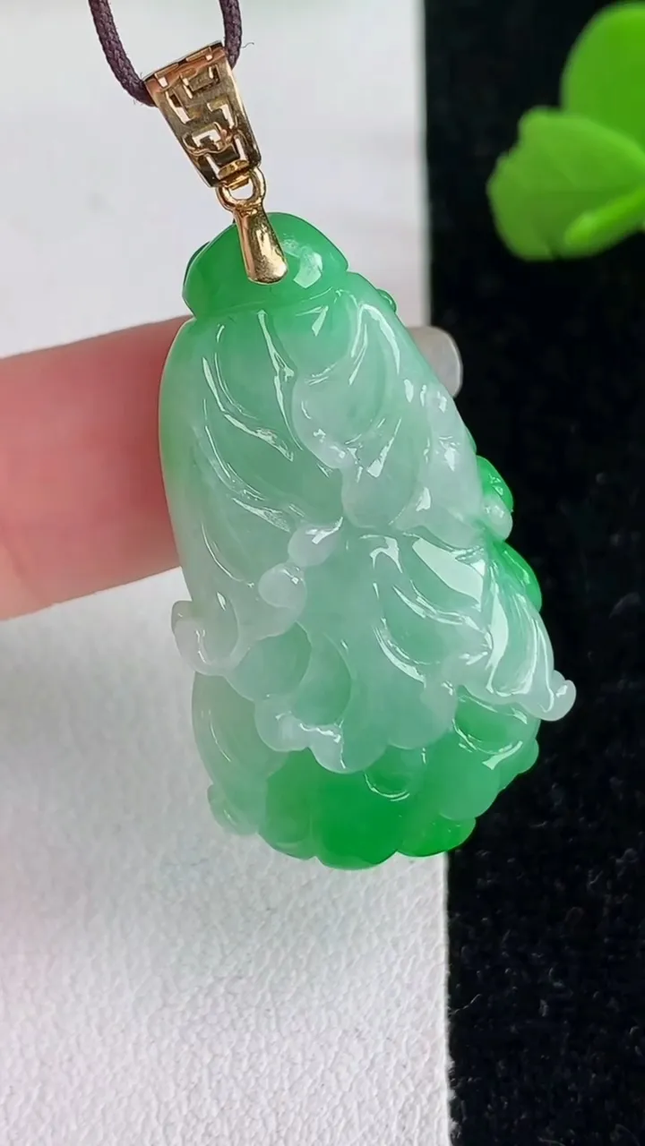 天然A货翡翠白菜吊坠，尺寸33-18.8-9.6，重量:9.30g
6月2日