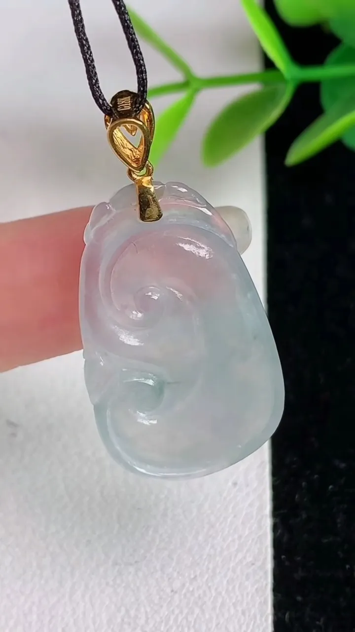 天然A货翡翠种飘花如意吊坠，尺寸28.6-17.1-5.9，重:4.06g
6月2日