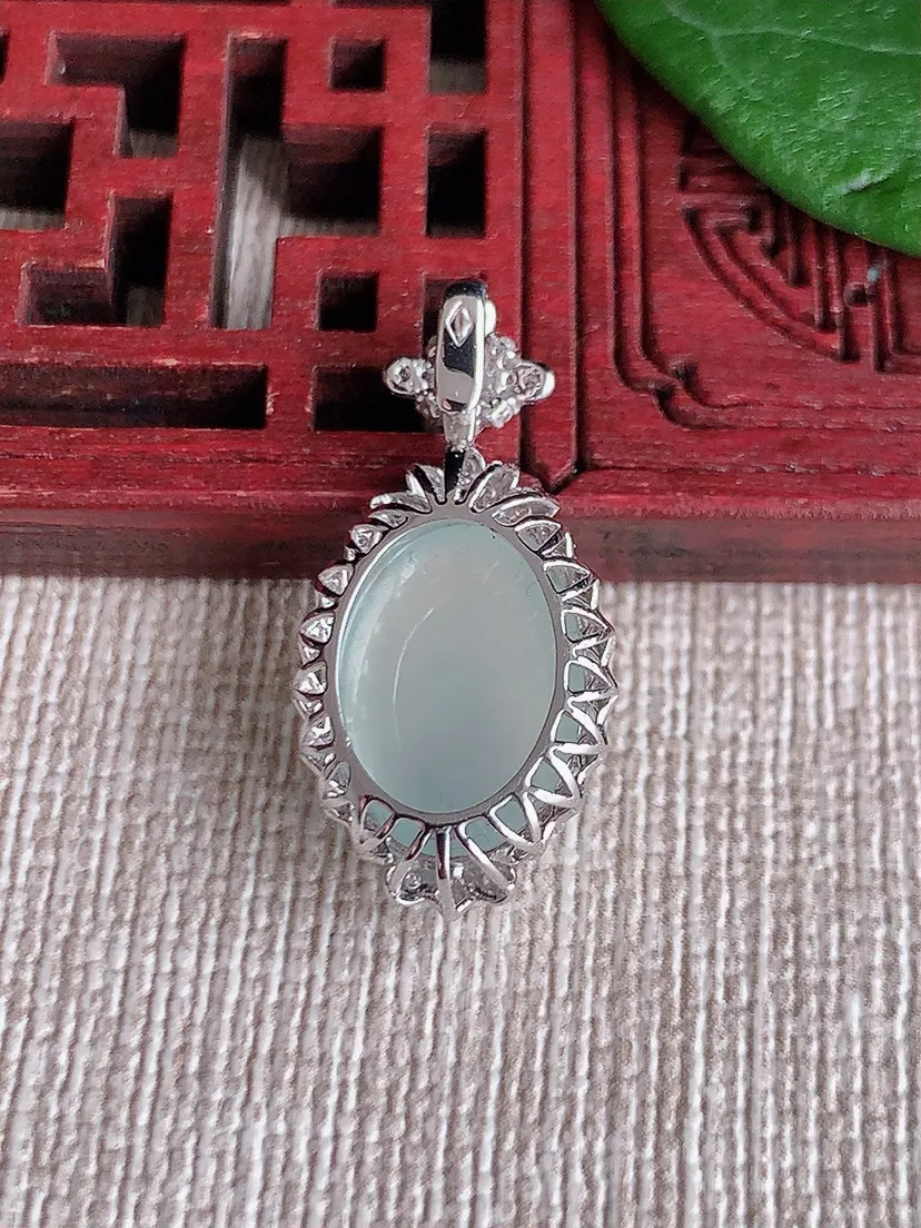 天然A货翡翠18K金伴白月光蛋面吊坠尺寸25×12.3×8裸石13.7×10.2m量2.52g 0601