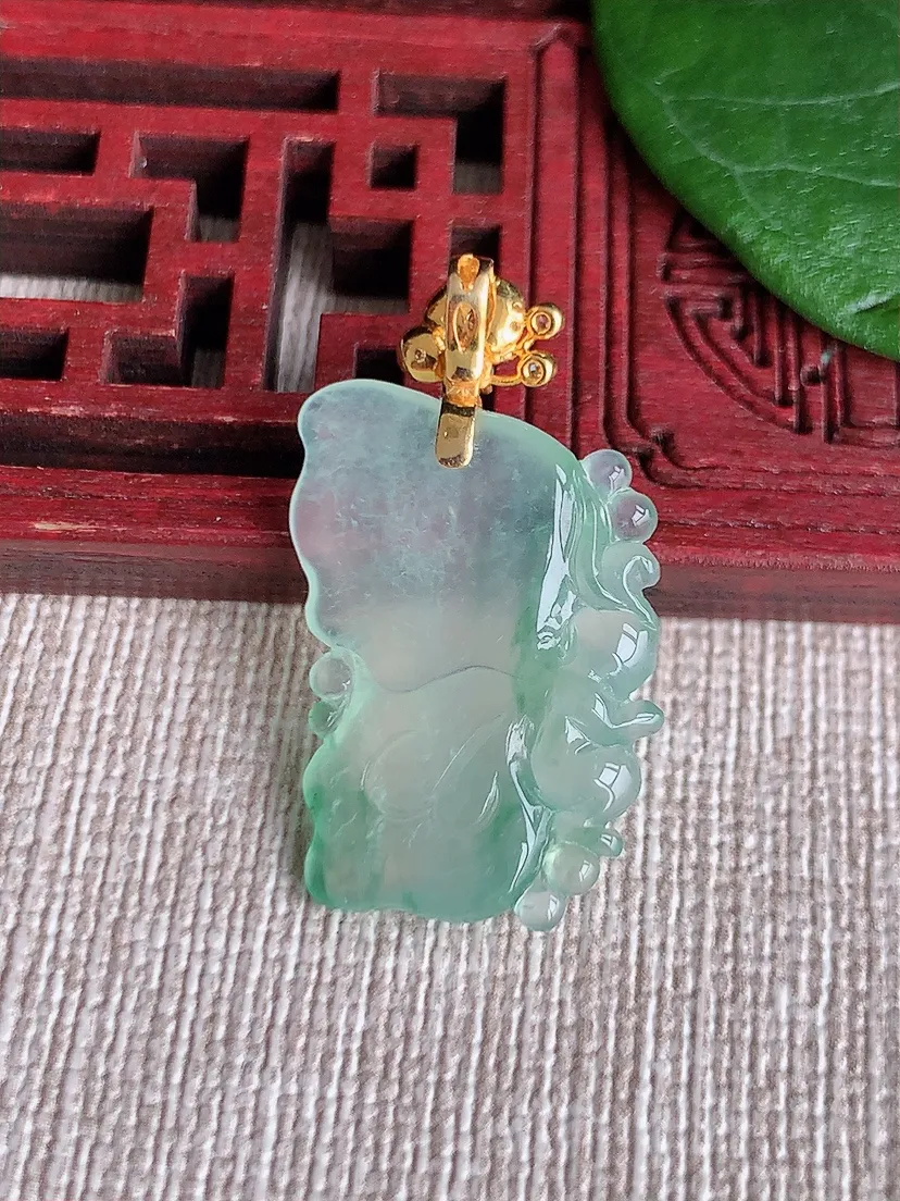 天然A货翡翠18K金扣头晴绿天使吊坠尺寸30.3×24×16.4×5.5m量4.42g 0601