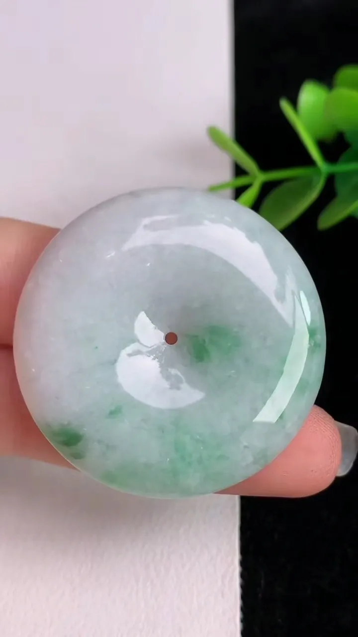 天然A货翡翠飘花平安扣吊坠，尺寸38.7-6.2，重量:19.91g
6月2日