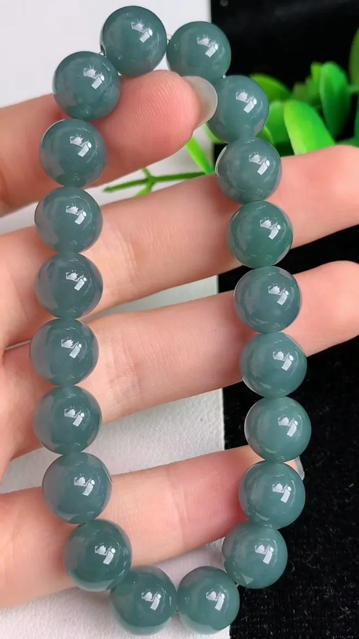 天然A货翡翠圆珠手串，尺寸10，重:33.02g6月2日
工厂直销收藏佳品,种好水足，色泽均匀，有种