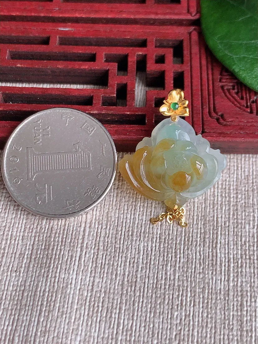 天然A货翡翠18K飘黄翡荷花和吊坠 尺寸27.3×19×23.4×10.2m量4.87g 0601