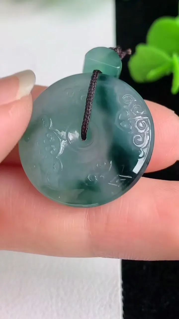天然A货翡翠飘花雕花平安扣吊坠，尺寸24-5.6，重量:7.32g
6月2日