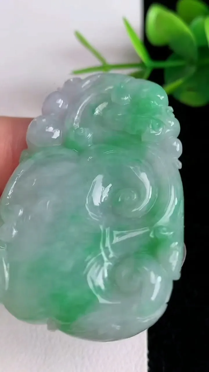 天然A货翡翠如意吊坠，尺寸47-32-7，重:22.85g
6月2日