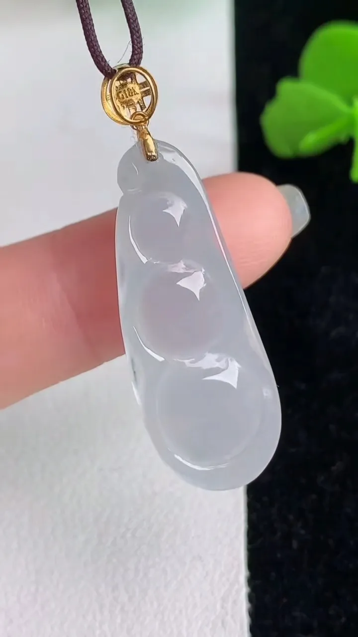 天然A货翡翠白冰福豆吊坠，尺寸30.4-12-5.3，重量:3.68g
6月2日