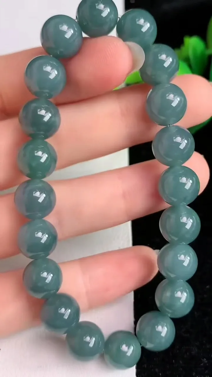 天然A货翡翠圆珠手串，尺寸10，重:33.02g6月2日
工厂直销收藏佳品,种好水足，色泽均匀，有种有色，上手高大气！