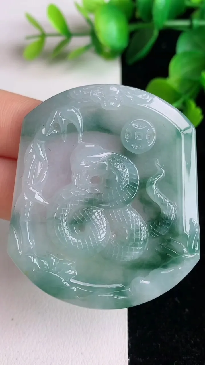 天然A货翡翠飘花生肖蛇吊坠，尺寸50.4-44-3.8，重量:21.28g
6月2日
