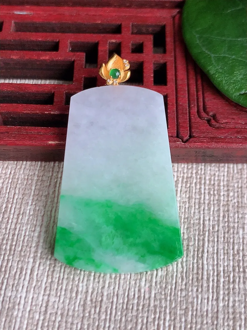 天然A货翡翠18K金扣头飘绿无事牌吊坠尺寸39.3×32.3×21×3m量5.77g 0601