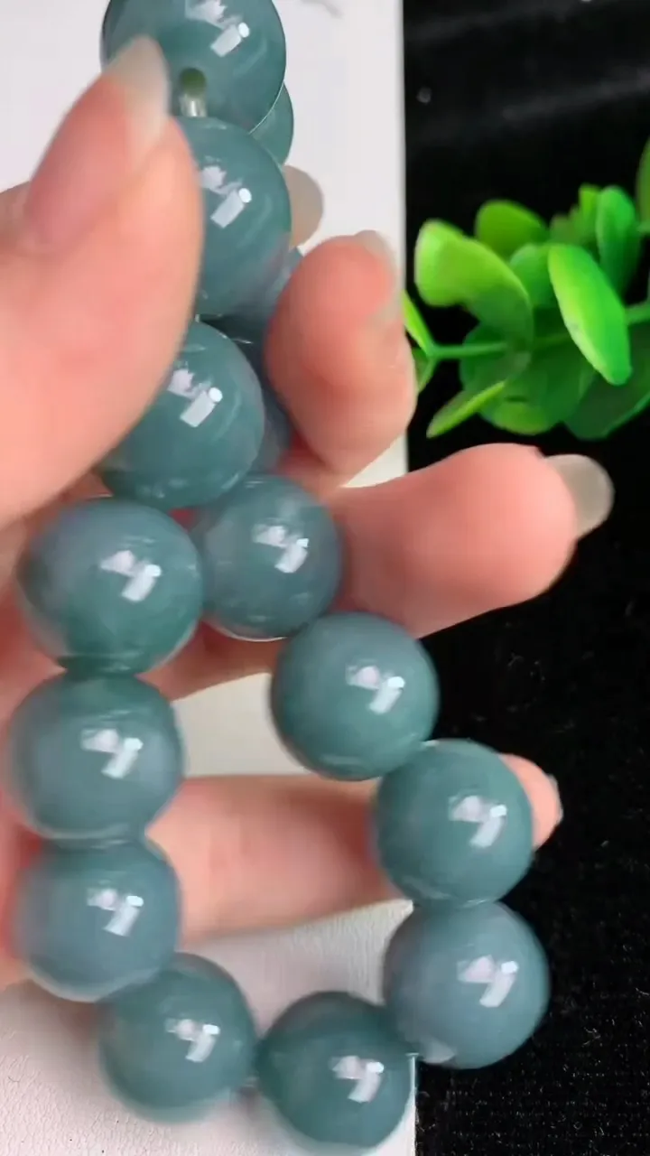 天然A货翡翠圆珠手串，尺寸14.8，重:84.62g6月2日
工厂直销收藏佳品,种好水足，色泽均匀，有种有色，上手高大气！