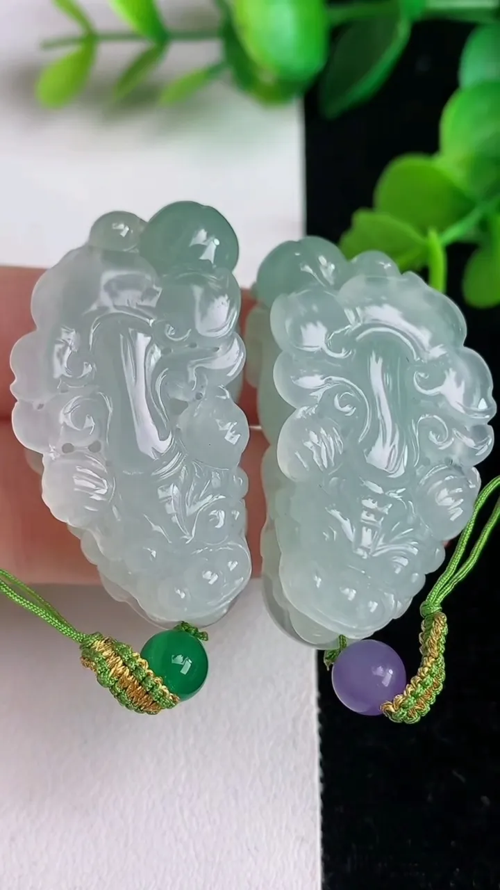 天然A货翡翠种飘花貔貅一对，尺寸38.3-20.4-12.2，重量:40.83g
6月2日