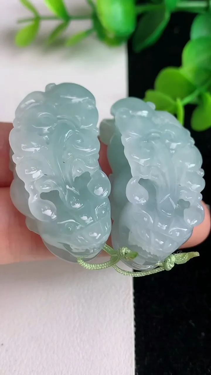 天然A货翡翠飘花貔貅吊坠一对，尺寸39.2-19.8-12，重量:40.56g
6月2日