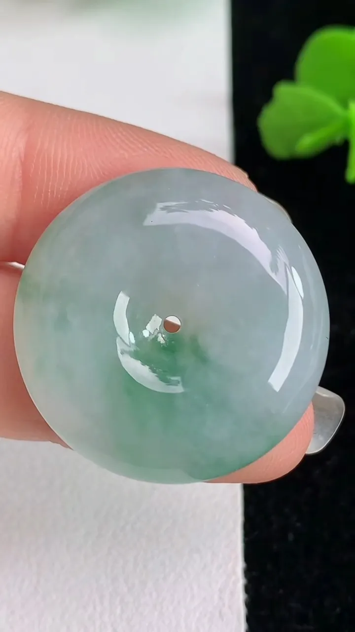 天然A货翡翠飘花平安扣吊坠，尺寸26.8-7，重量:10.17g
6月2日