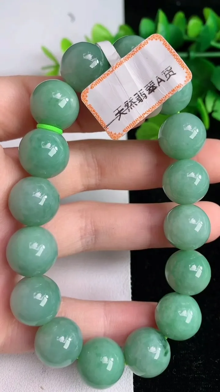 天然A货翡翠圆珠手串，尺寸12.7-16颗，重量:57.82g6月2日
工厂直销收藏佳品,种好水足，色泽均匀，有种有色，上手高大气！