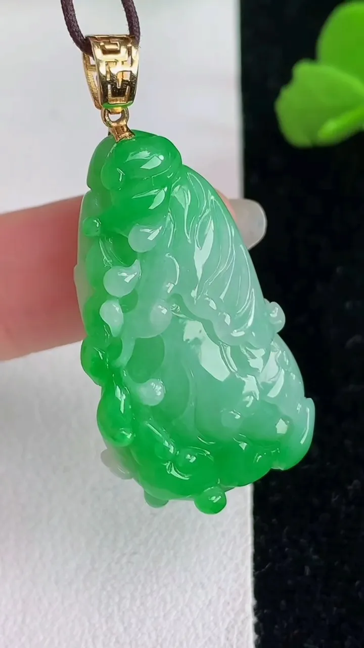 天然A货翡翠白菜吊坠，尺寸33-18.8-9.6，重量:9.30g
6月2日