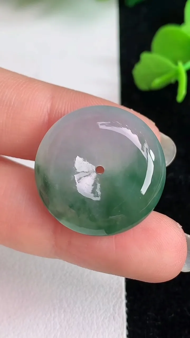 天然A货翡翠飘花平安扣吊坠，尺寸23.3-6，重量:6.49g
6月2日
