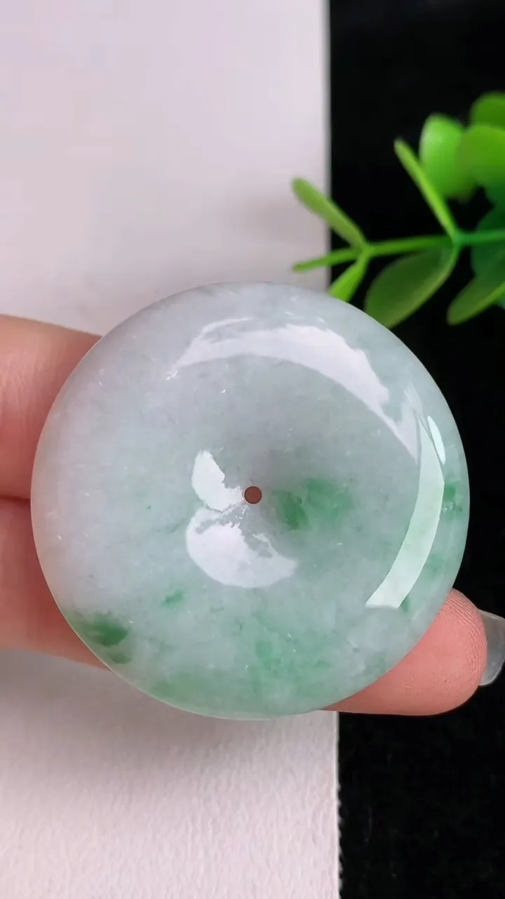 天然A货翡翠飘花平安扣吊坠，尺寸38.7-6.2，重量:19.91g
6月2日