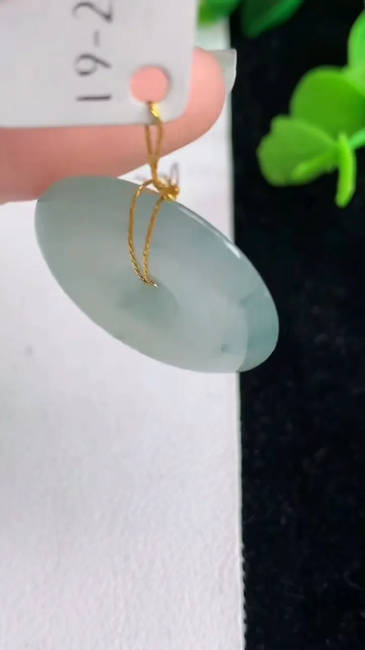 天然A货翡翠飘花平安扣吊坠，尺寸25.6-4.7，重量:6.36g
6月2日