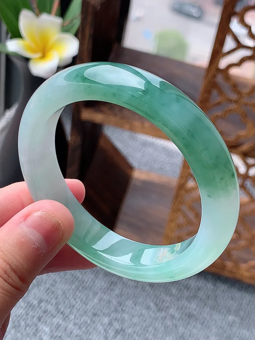 天然A货翡翠飘花正装正圈手镯53-54圈口尺寸53.3×11.6×8m量55.13g 0531
