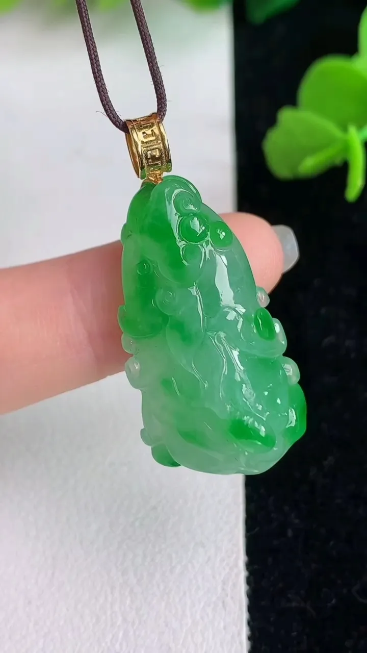 天然A货翡翠白菜吊坠，尺寸27.3-15.5-10.3，重量:6.37g
6月2日