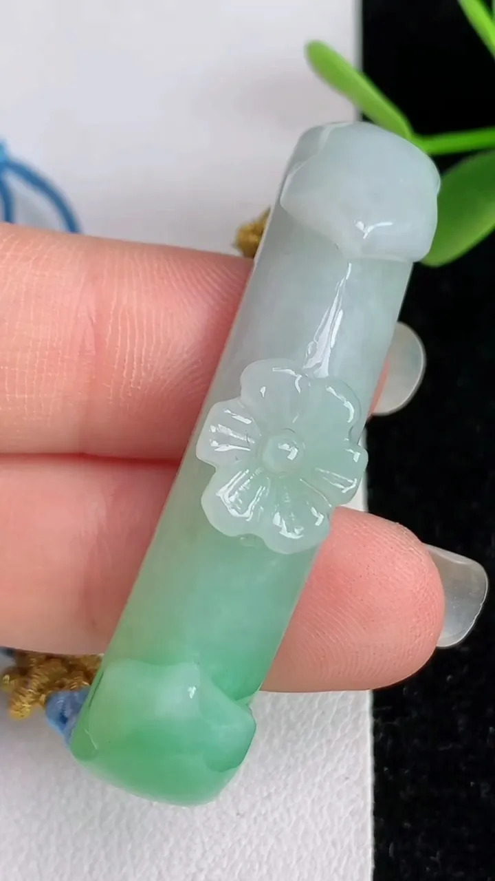 天然A货翡翠花朵手绳，尺寸48.3-10.4-9.6，重量:12.36g
6月2日