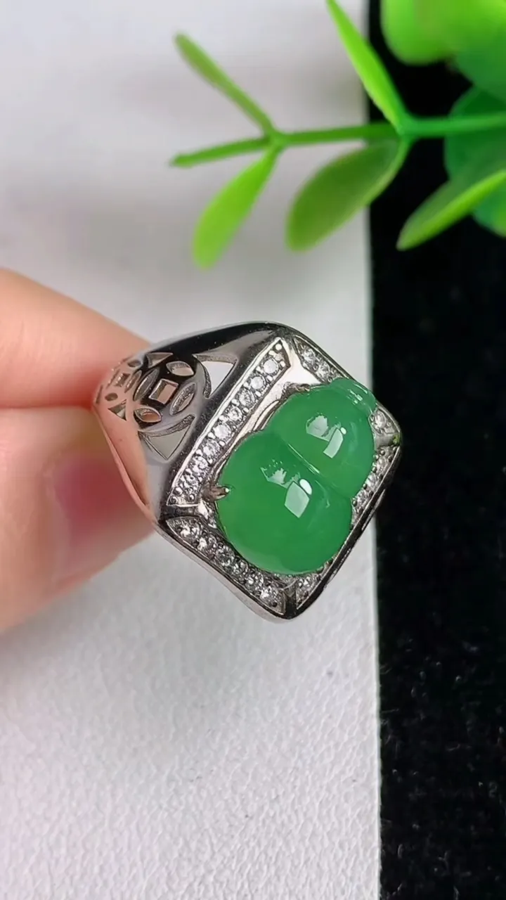 天然A货翡翠葫芦戒指，尺寸14.2-10，重:5.98g2025年6月2日
工厂直销收藏佳品,种好水足，色泽均匀，有种有色，上手高大气！