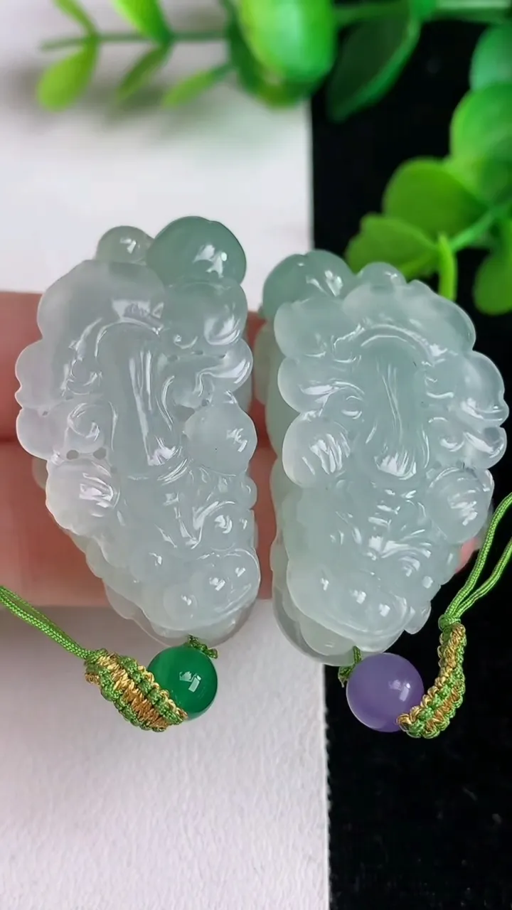 天然A货翡翠种飘花貔貅一对，尺寸38.3-20.4-12.2，重量:40.83g
6月2日