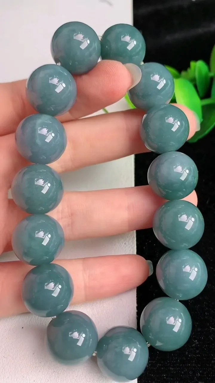 天然A货翡翠圆珠手串，尺寸14.8，重:84.62g6月2日
工厂直销收藏佳品,种好水足，色泽均匀，有种有色，上手高大气！
