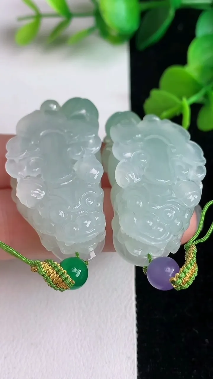 天然A货翡翠种飘花貔貅一对，尺寸38.3-20.4-12.2，重量:40.83g
6月2日