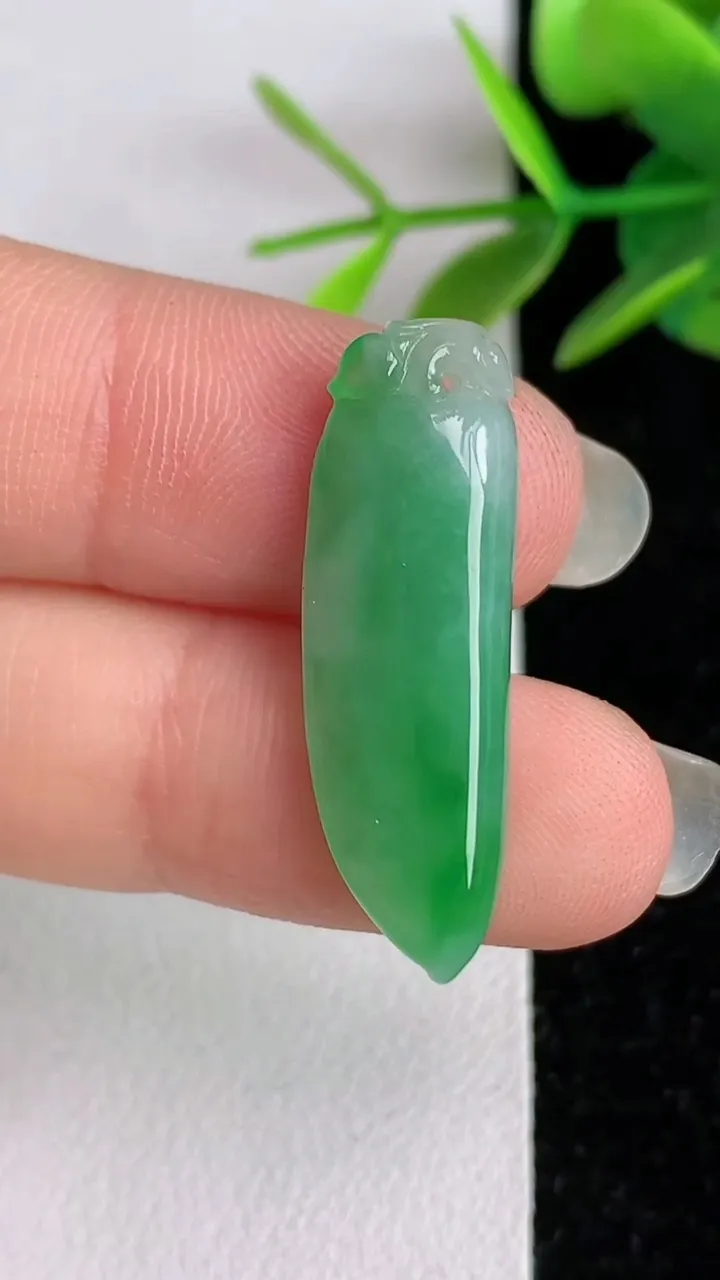 天然A货翡翠福瓜吊坠，尺寸29-9.5-6，重:2.77g
6月2日