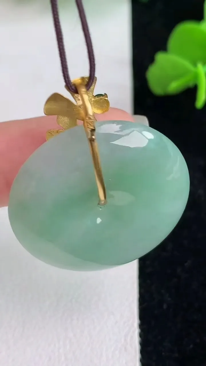 天然A货翡翠k金飘花平安扣吊坠，尺寸28.5-5.8，重量:10.28g
6月2日