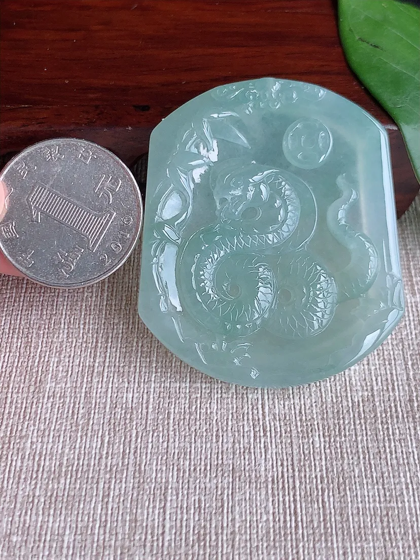 天然A货翡翠晴水生肖蛇吊坠尺寸51.2×43.2×5.5m量26.72g 0601