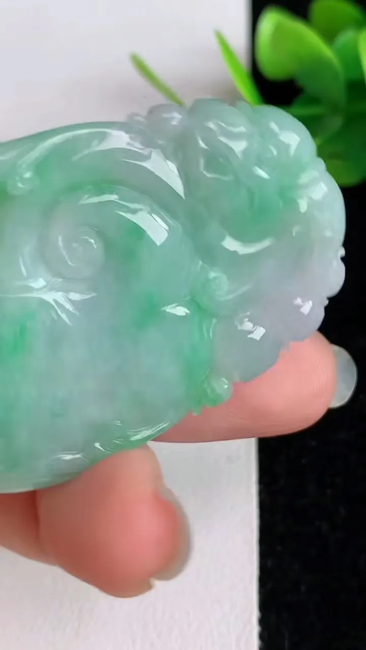 天然A货翡翠如意吊坠，尺寸47-32-7，重:22.85g
6月2日