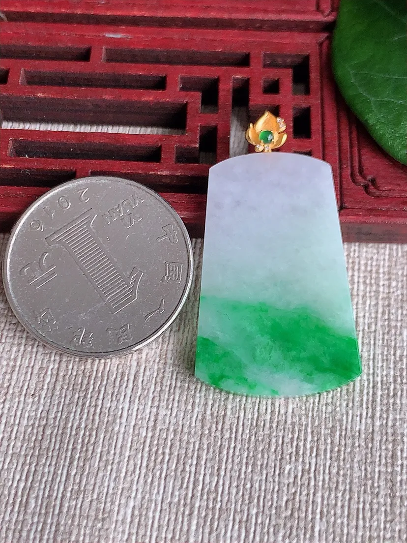 天然A货翡翠18K金扣头飘绿无事牌吊坠尺寸39.3×32.3×21×3m量5.77g 0601