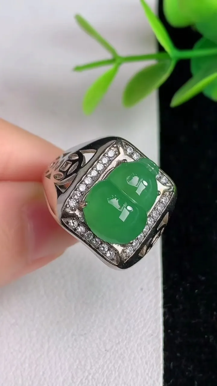 天然A货翡翠葫芦戒指，尺寸14.2-10，重:5.98g2025年6月2日
工厂直销收藏佳品,种好水