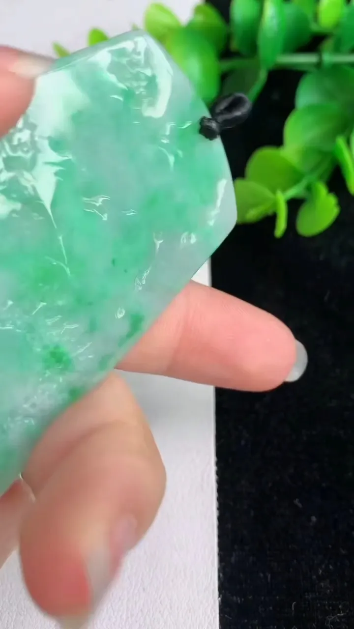 天然A货翡翠山水牌吊坠，尺寸64.4-46.5-5.6，重量:34.80g
6月2日