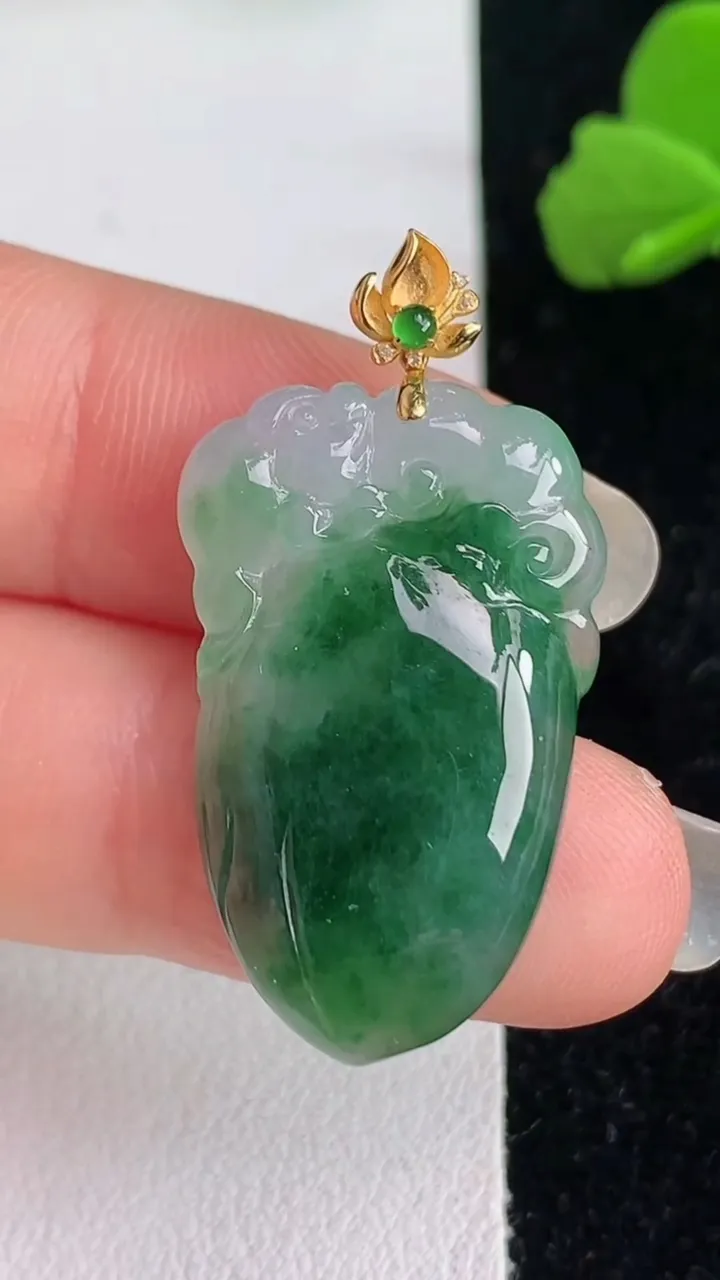 天然A货翡翠k金灵猴献瑞吊坠，尺寸27.8-16.7-4.8，重量:5.22g
6月2日