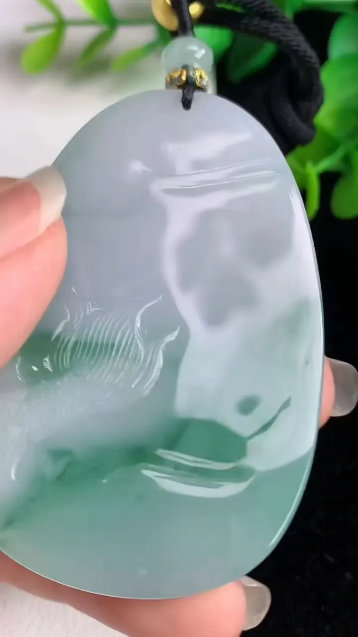 天然A货翡翠飘花御龙观音菩萨党，尺寸58.3-39.8-7.5，重量:43.12g
6月2日