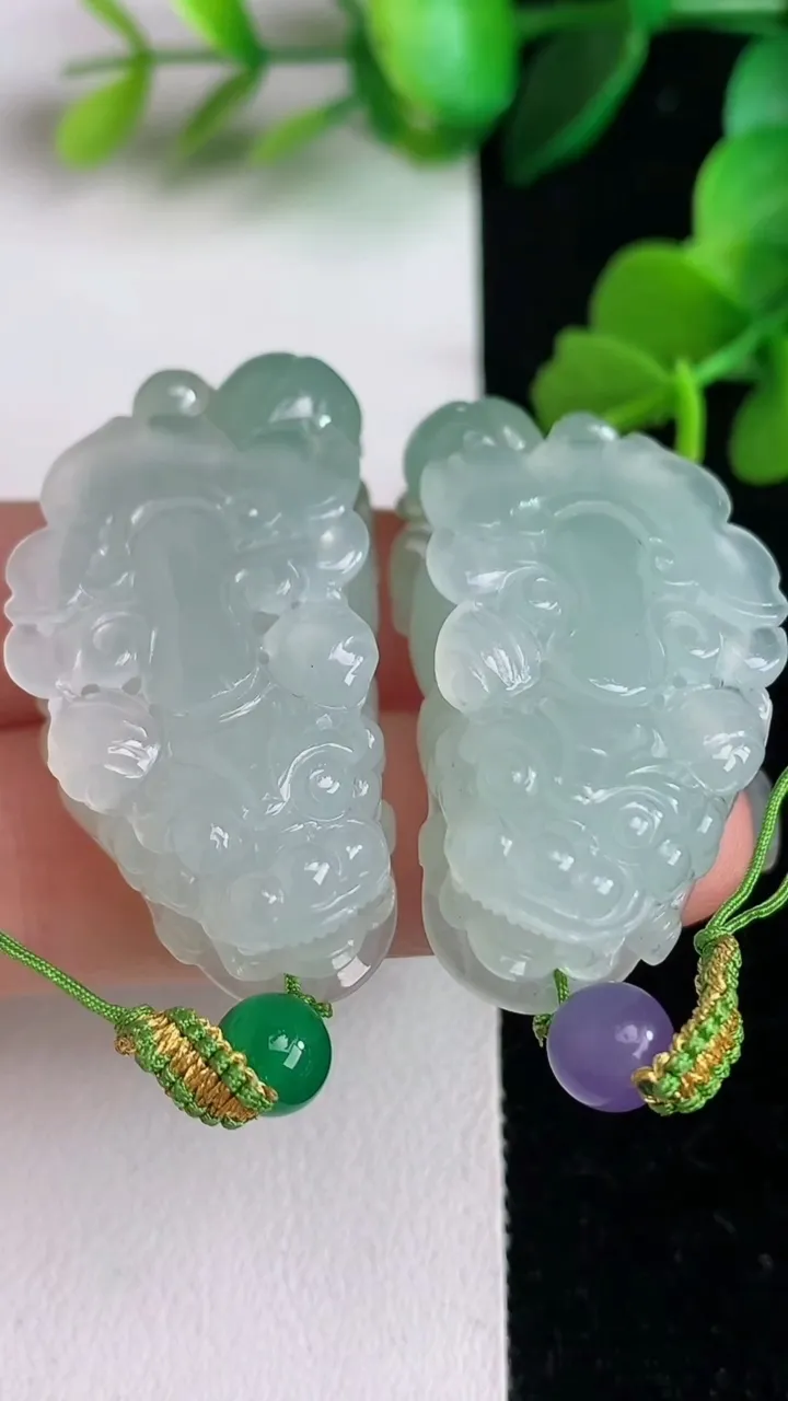 天然A货翡翠种飘花貔貅一对，尺寸38.3-20.4-12.2，重量:40.83g
6月2日