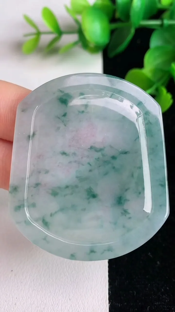 天然A货翡翠飘花生肖狗吊坠，尺寸50.8-43.3-4.5，重量:21.80g
6月2日