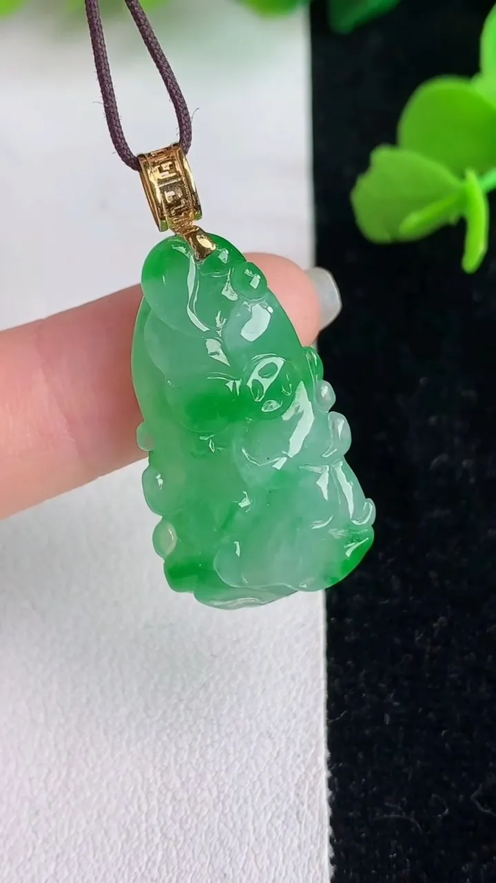 天然A货翡翠白菜吊坠，尺寸27.3-15.5-10.3，重量:6.37g
6月2日