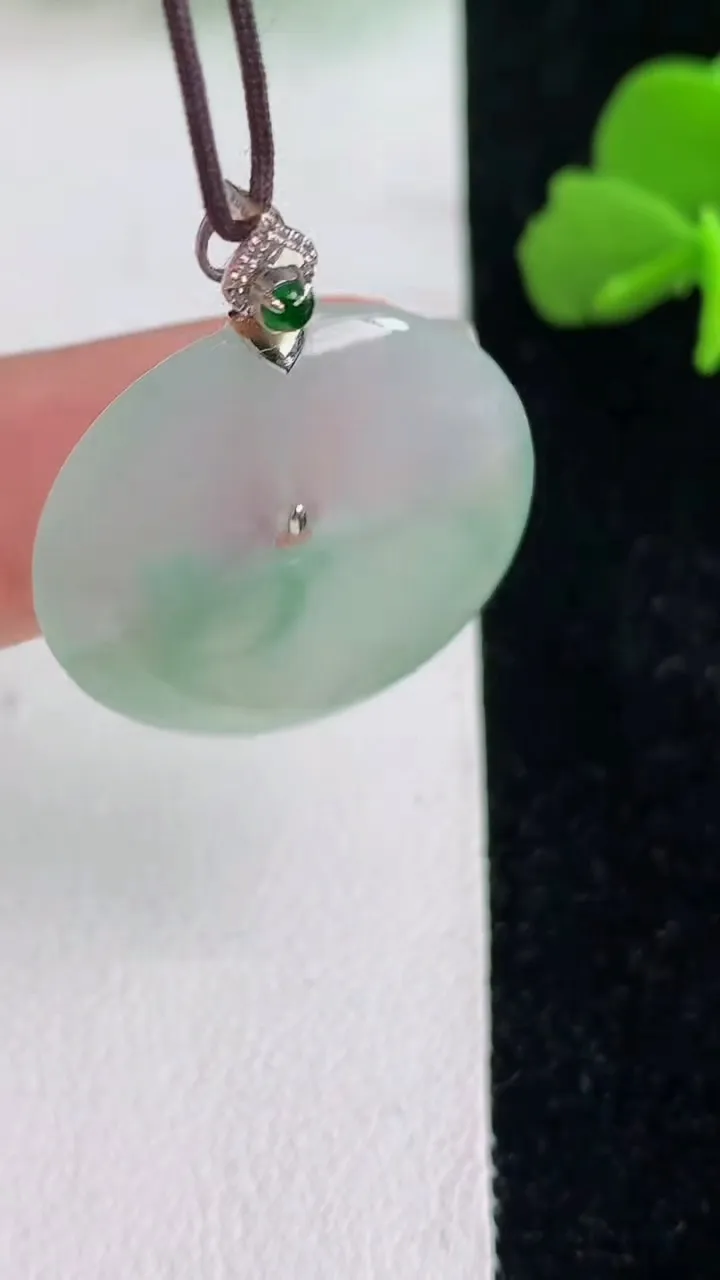 天然A货翡翠飘花平安扣吊坠，尺寸23.7-3.8，重量:4.87g
6月2日