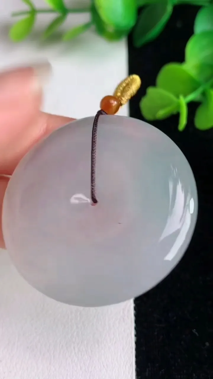 天然A货翡翠白冰飘花平安扣吊坠，尺寸39.4-5.6，重量:19.34g
6月2日
