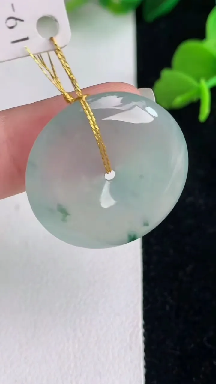 天然A货翡翠飘花平安扣吊坠，尺寸25.6-4.7，重量:6.36g
6月2日