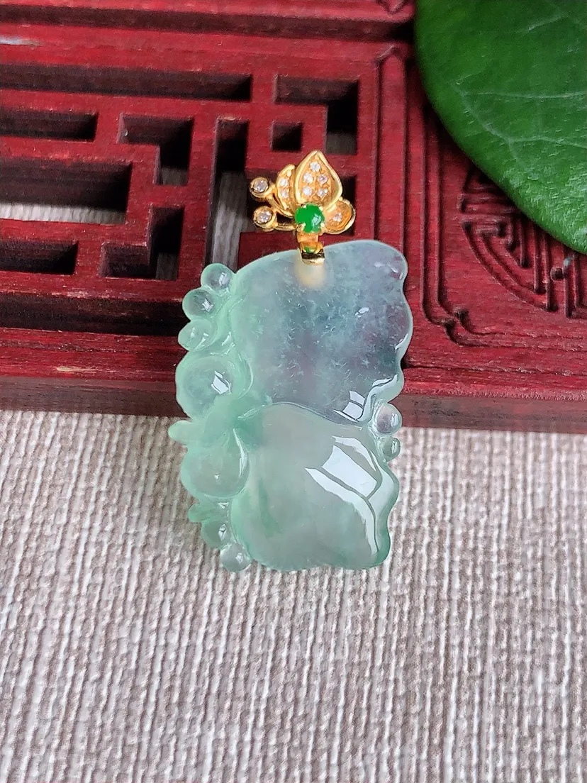 天然A货翡翠18K金扣头晴绿天使吊坠尺寸30.3×24×16.4×5.5m量4.42g 0601