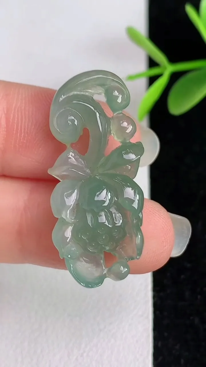 天然A货翡翠和和美美吊坠，尺寸32.3-13-6，重量:4.22g
6月2日