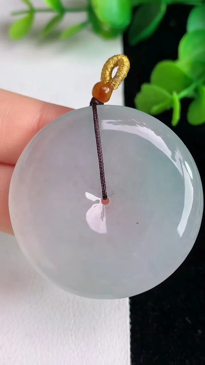 天然A货翡翠白冰飘花平安扣吊坠，尺寸39.4-5.6，重量:19.34g
6月2日